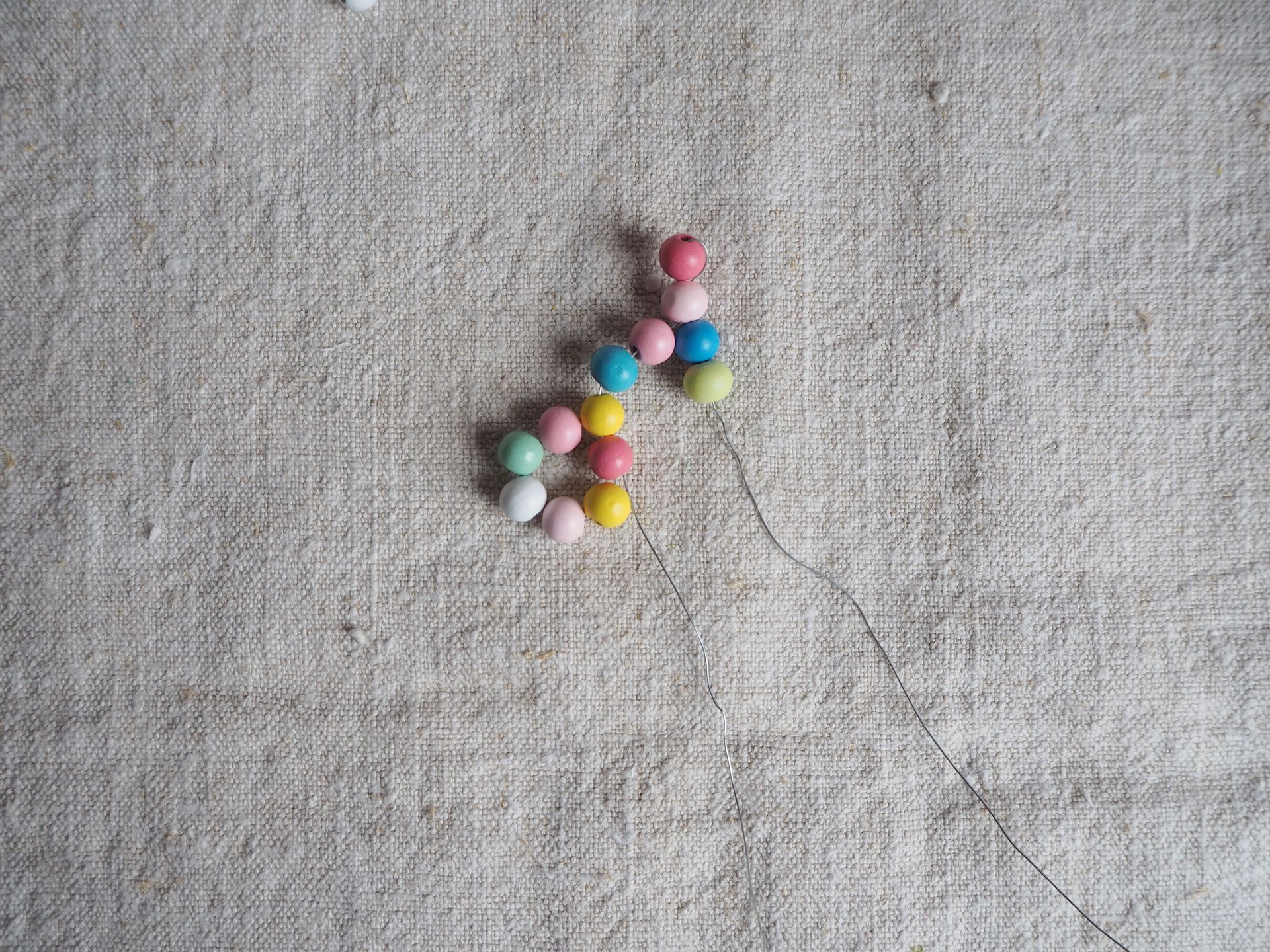 Poinsettia manik-manik gaya Scandi selangkah demi selangkah