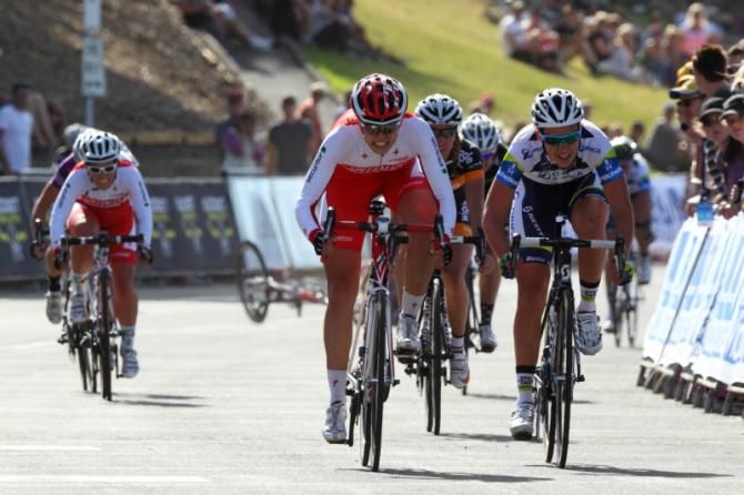 Kimberley Wells (Specialized Securitor) sprints against Melissa Hoskins (Orica - AIS)