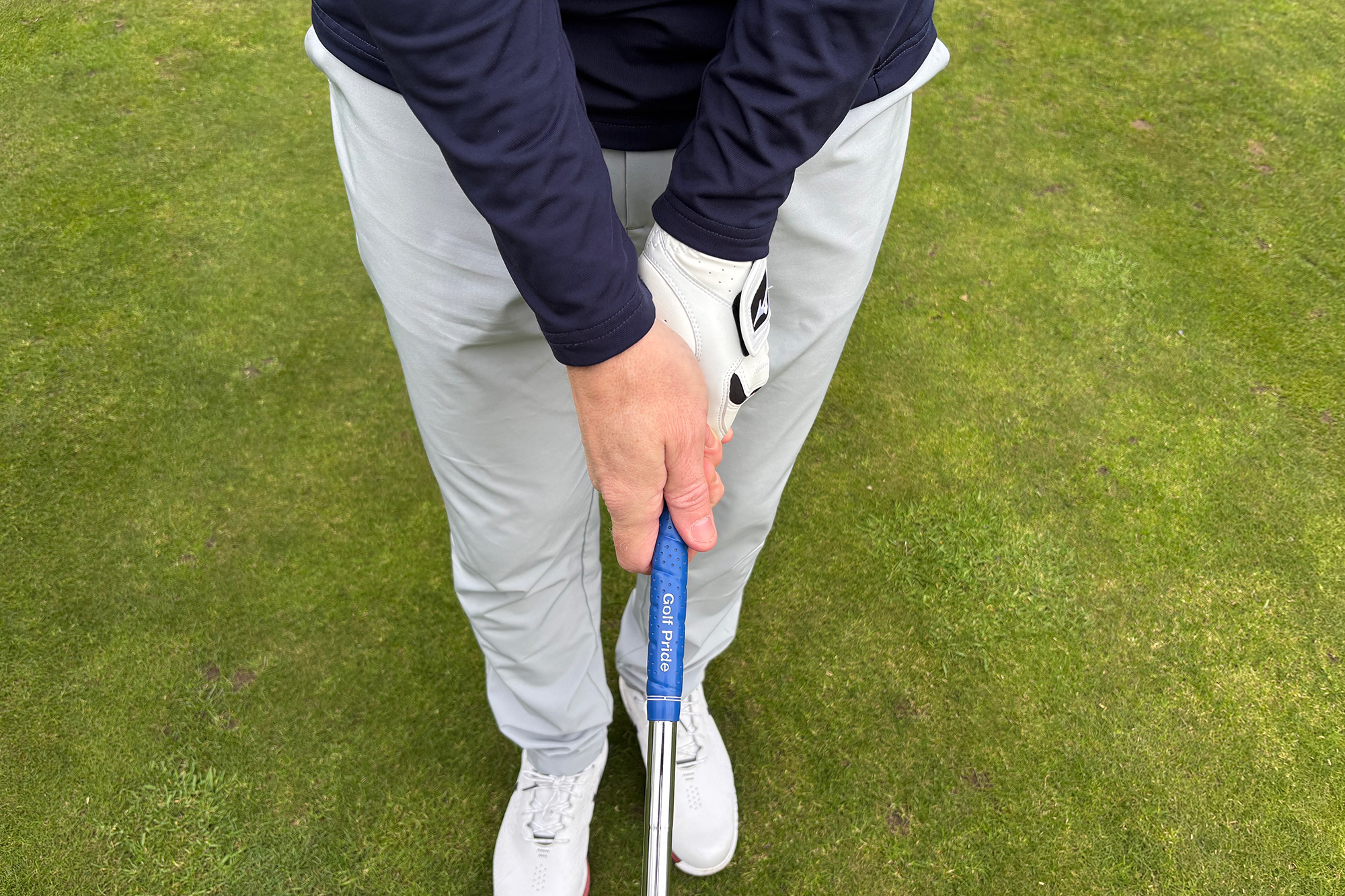Ged Walters demonstrating a functional grip that could help high-handicappers shoot lower scores
