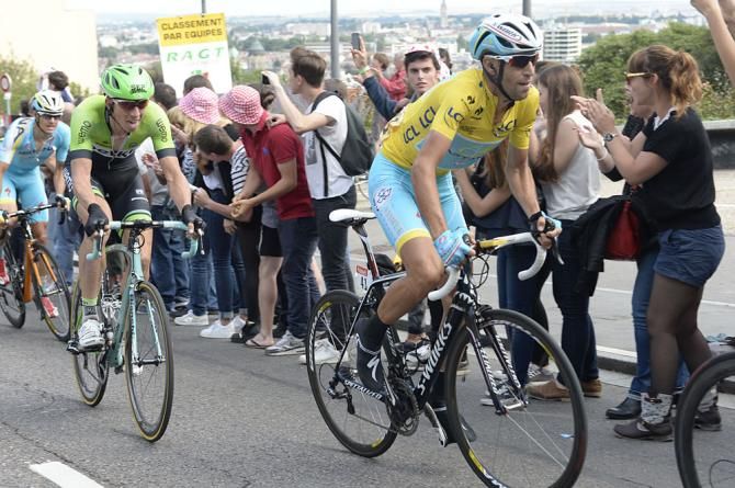Yellow jersey Vincenzo Nibali in the bunch