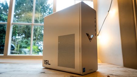 AN HP Victus 15L gaming PC sitting on a table