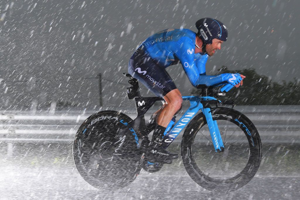 Jos&eacute; Joaqu&iacute;n Rojas (Movistar) rides through the torrential downpour at the end of the stage