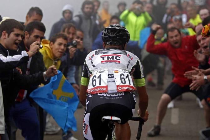 Juan Jose Cobo parts the crowds on the Angliru in 2011.