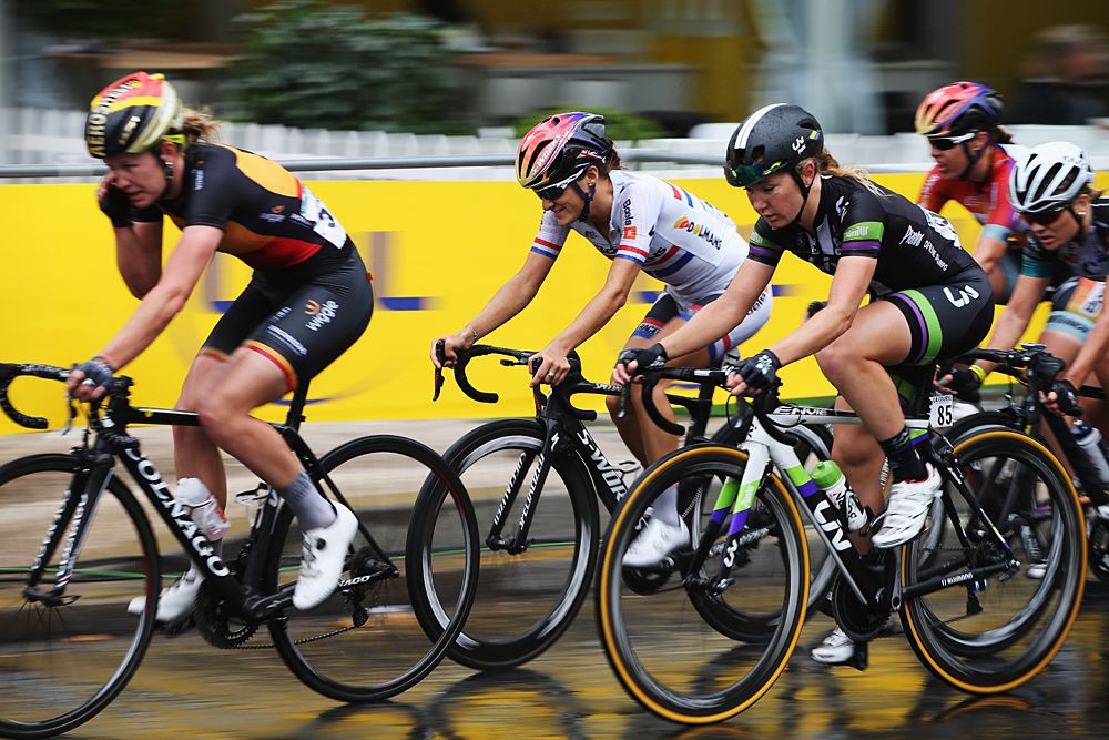 The peloton cautious on the slippery roads