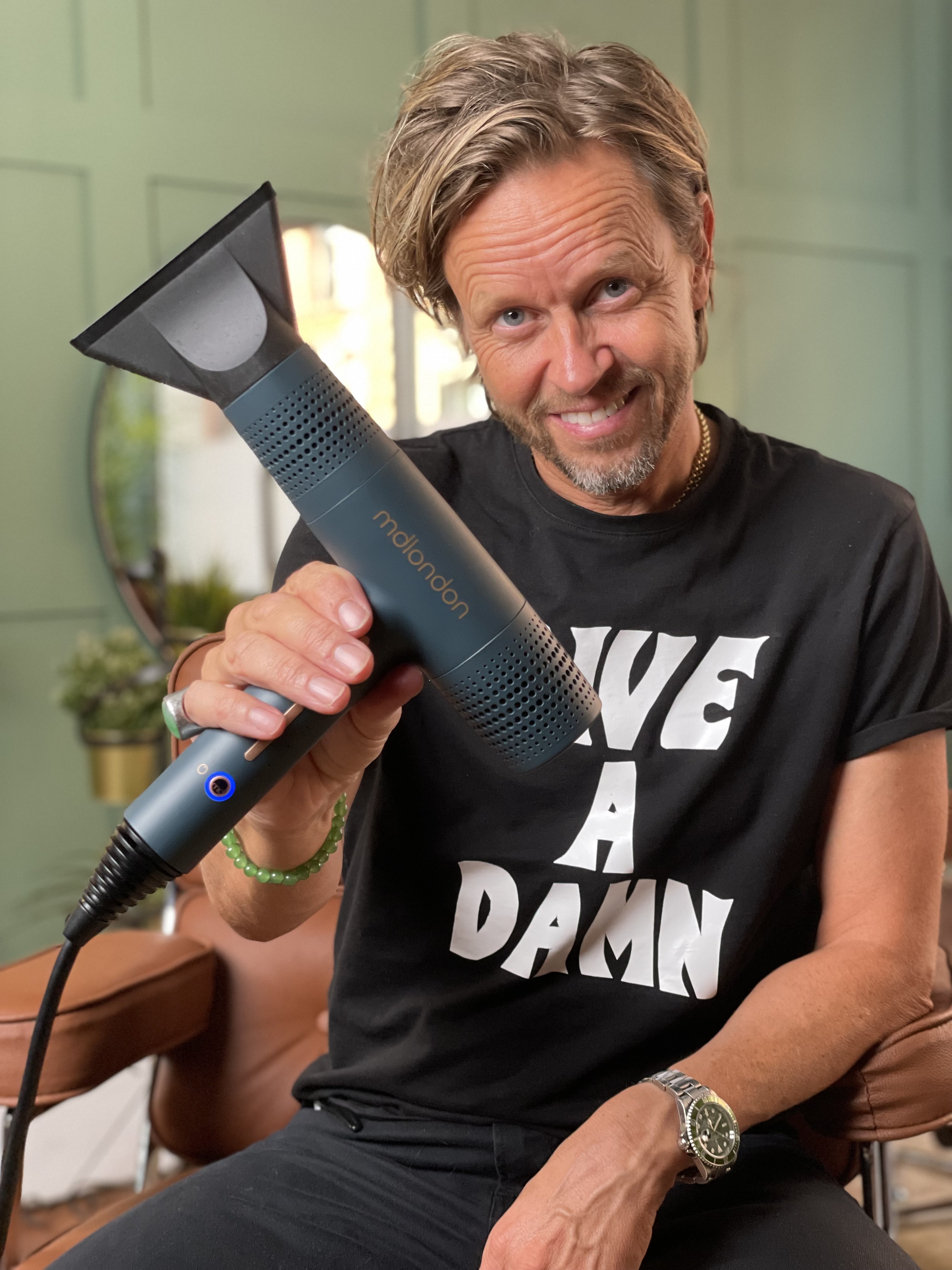 Star-Stylist Michael Douglas hält seinen mdlondon BLOW Haartrockner in der Hand