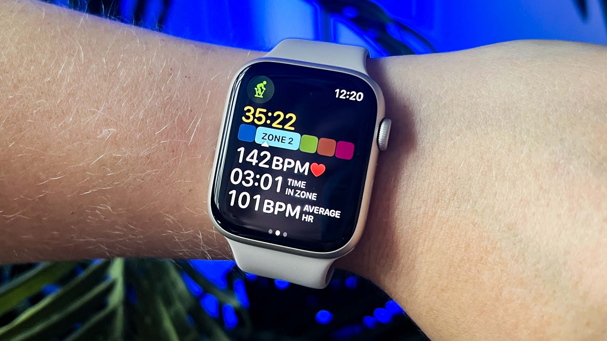 Apple Watch Series 8 visualizzato al polso