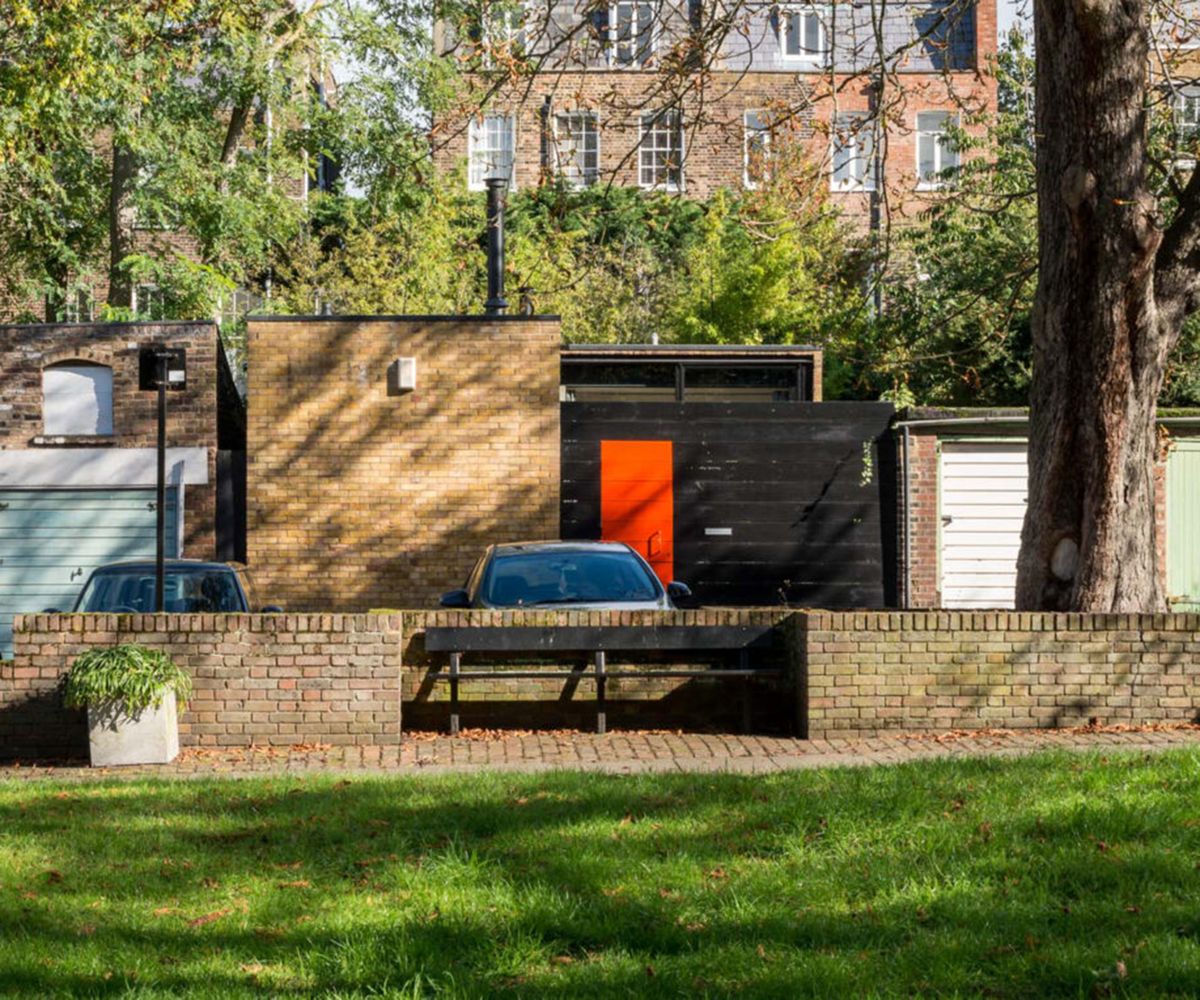 Originally a single-storey house built in 1979 alongside garages