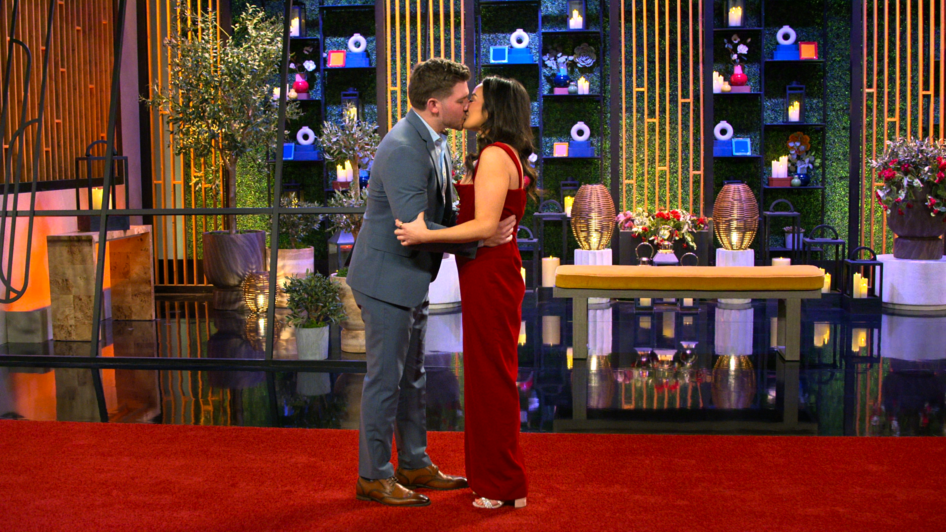 Chris Fusco and Jessica Barrett kiss during their in-person reveal, in episode 1004 of 'Love Is Blind.'