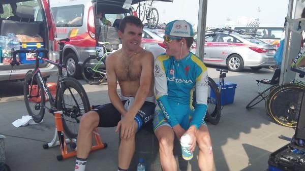 Future GreenEdge teammates Jack Bobridge and Simon Clarke chat in Beijing.