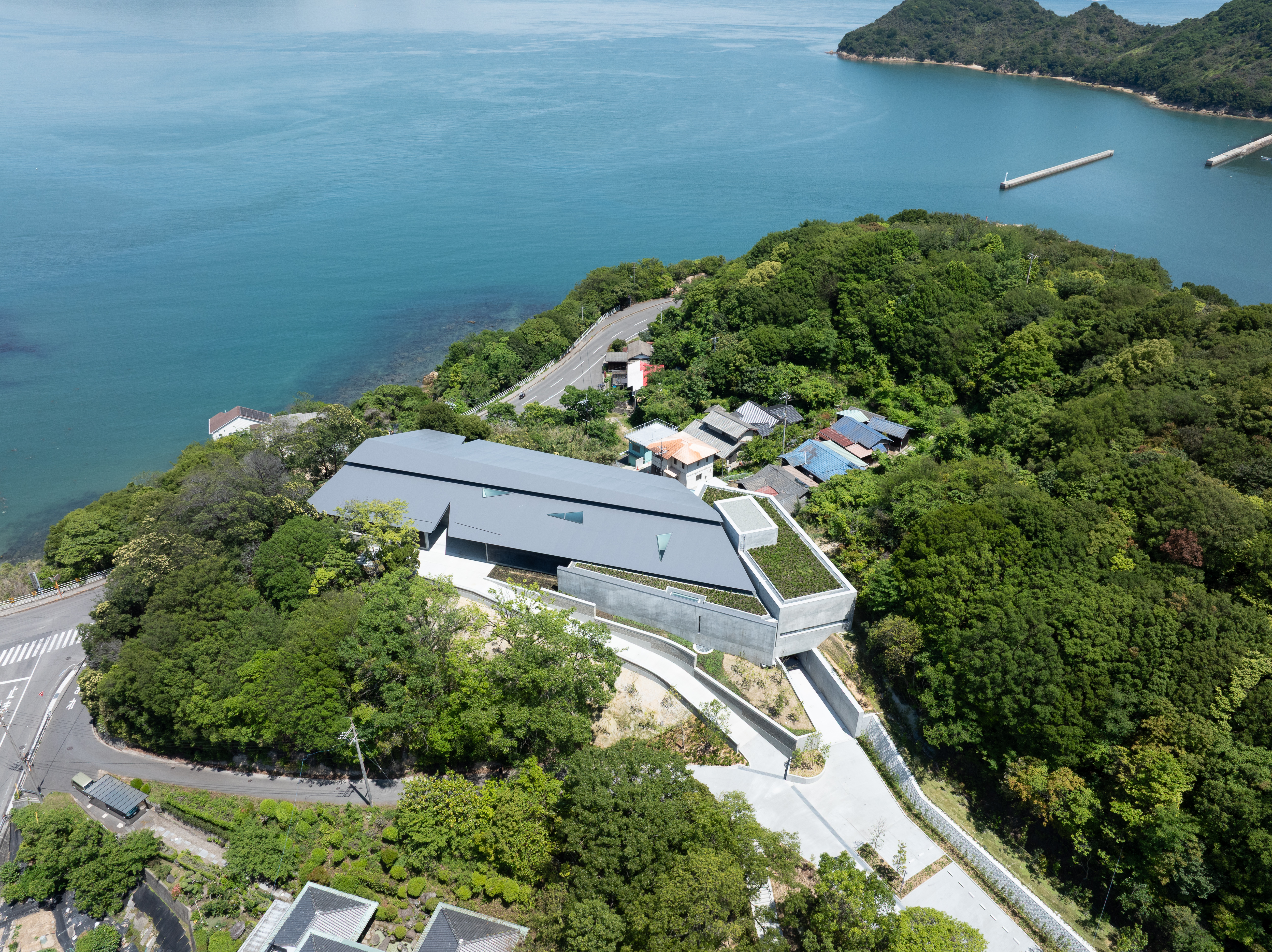 Naoshima New Museum of Art and its concrete volumes