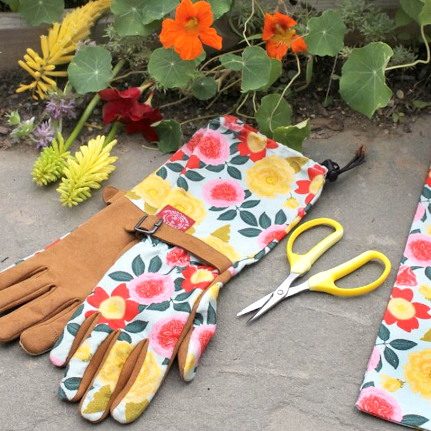Womanswork floral heirloom garden gloves and apron set