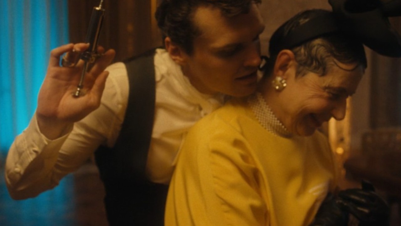 イザベラ・ロッセリーニの後ろで針を掲げるレイ・ニコルソン