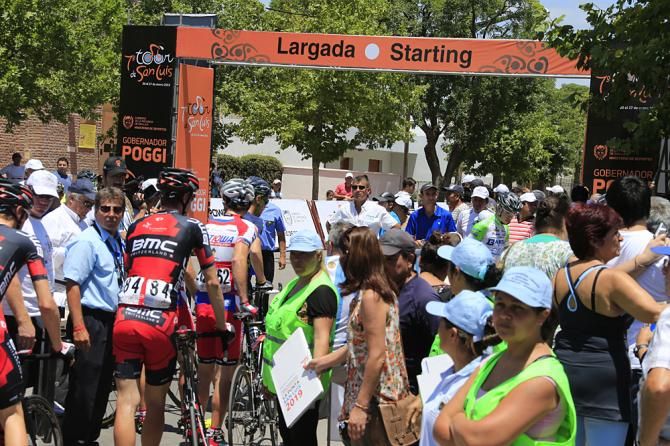 Riders head to the start of stage 2