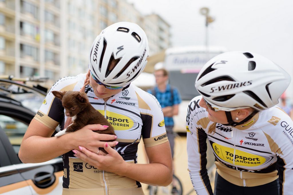 Kelly Van Den Steen and Kelly Druyts (Topsport Vlaanderen - Etixx) with a new friend