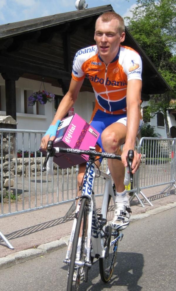 Robert Gesink (Rabobank) takes his prize back to the bus