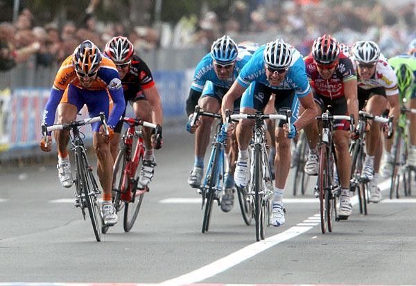 Freire (l) and Petacchi fight it out.