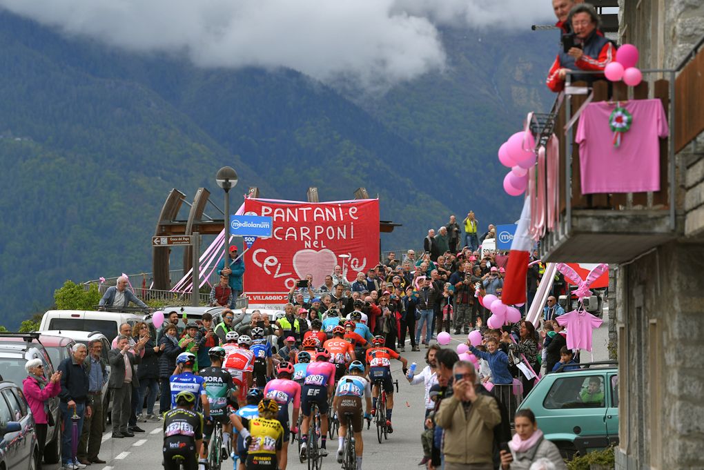 Stage 16 at the Giro d'Italia: fans remember Marco Pantani on the Mortirolo