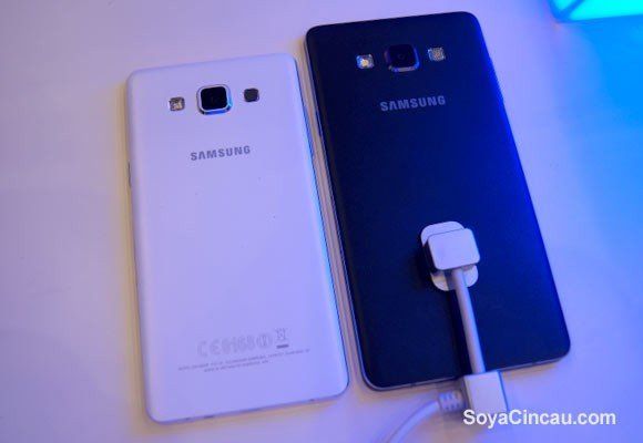 Galaxy A5 next to Galaxy A7