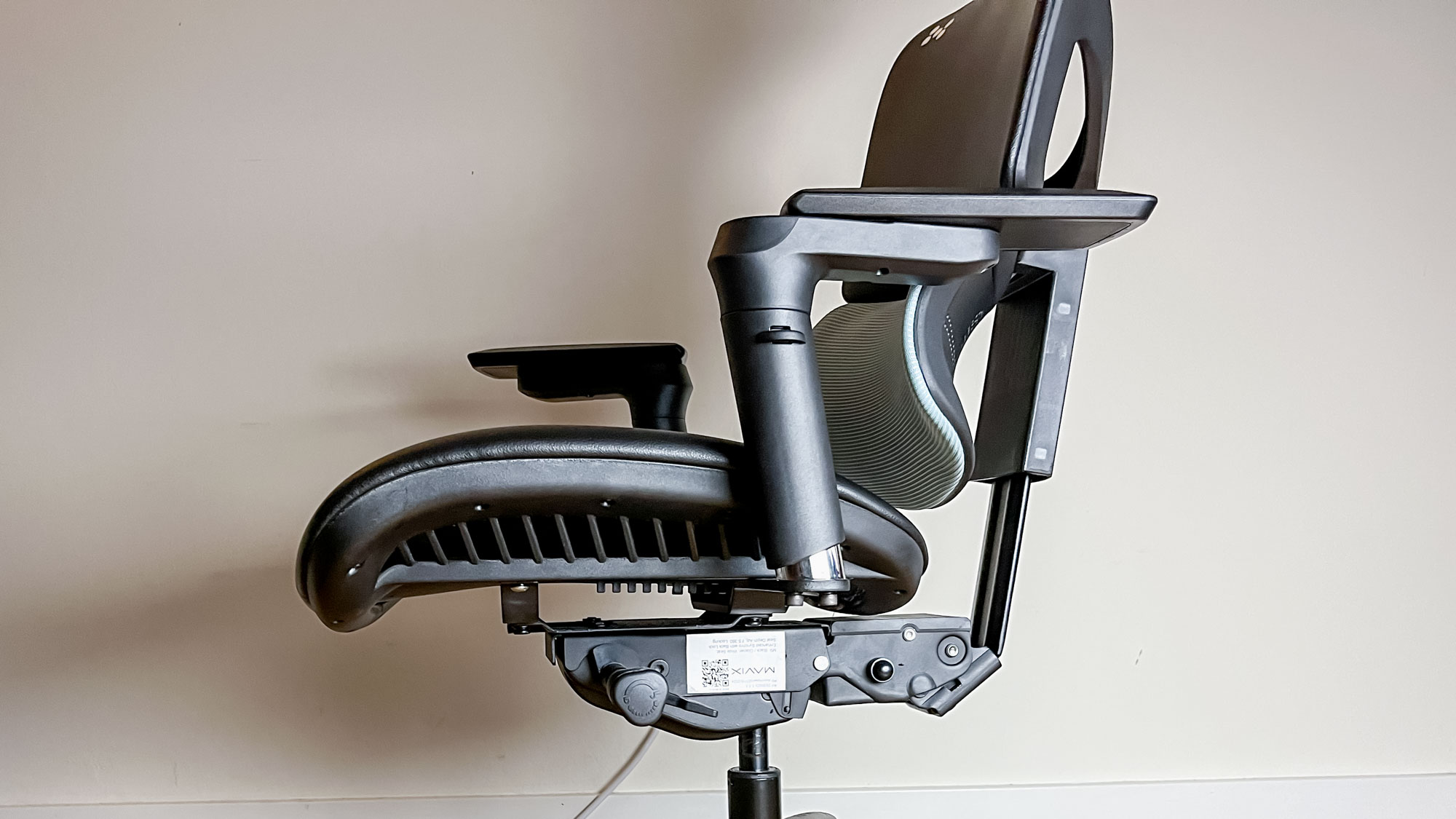Mavix M9 gaming chair in action in front of my desk, with the gel seat in frame