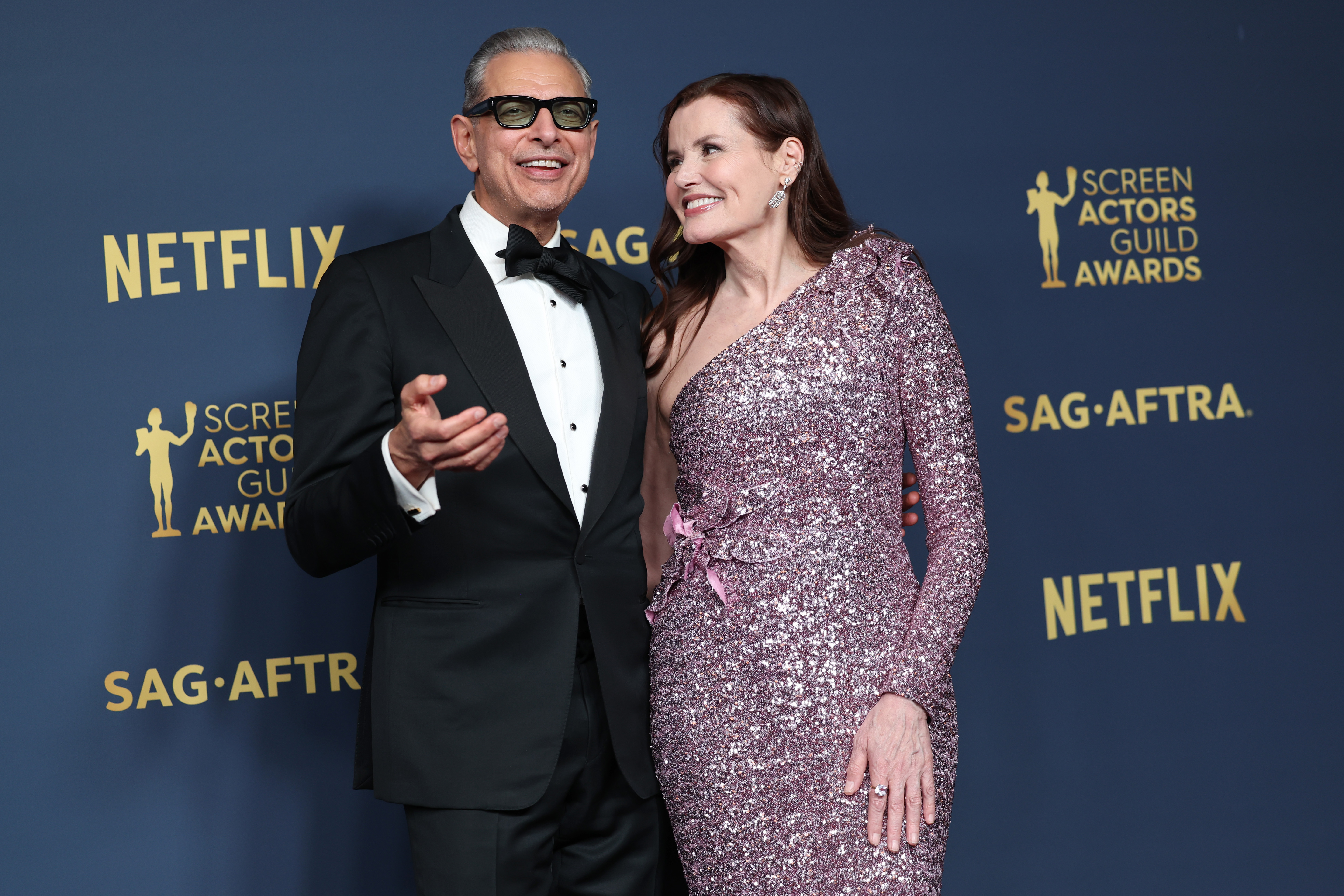 Jeff Goldblum and Geena Davis pose in the press room during the 30th Annual Screen Actors Guild Awards
