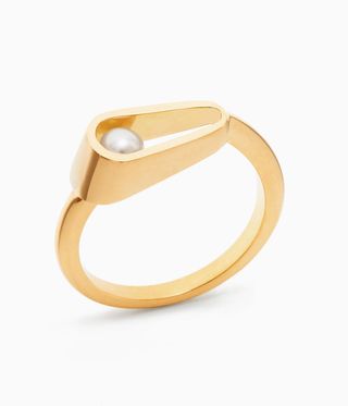 Gold ring with a moving pearl in it.
