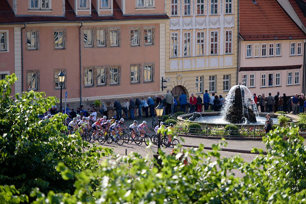 Peloton make their way through Gotha at Th&uuml;ringen Rundfarht 2016 - Stage 1