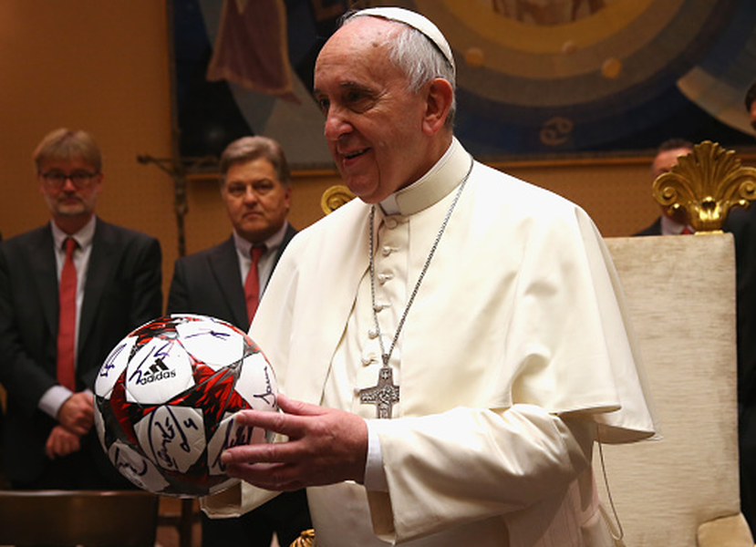 &amp;#039;Soccer-mad&amp;#039; Pope Francis is thrilled to meet the Bayern Munich team