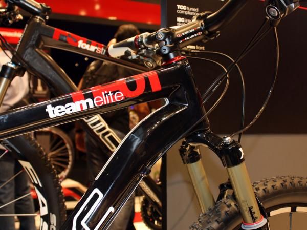 The Teamelite TE01 uses a straight 1 1/8" steerer.