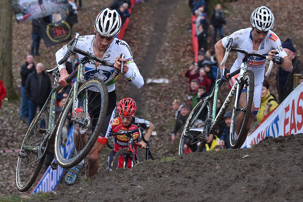Mathieu van der Poel and Wout van Aert on the run up.