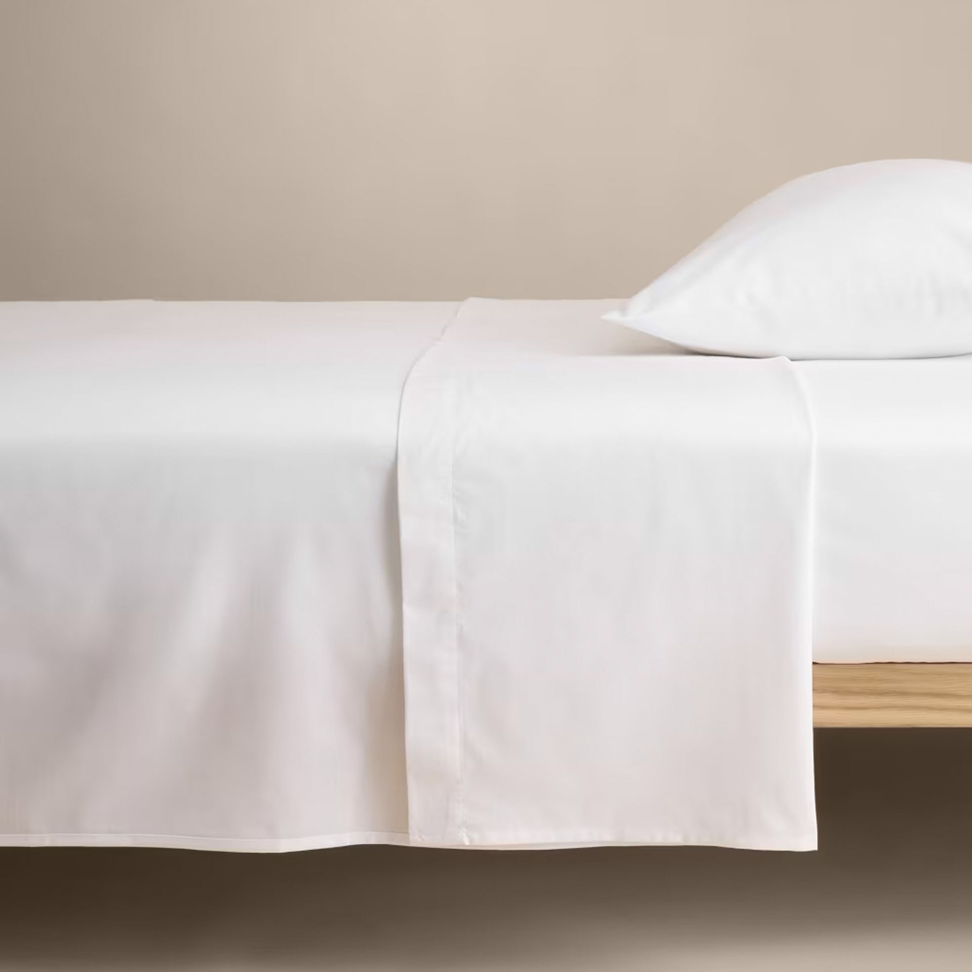 Fitted vs flat sheets: which is best, according to experts | Ideal Home