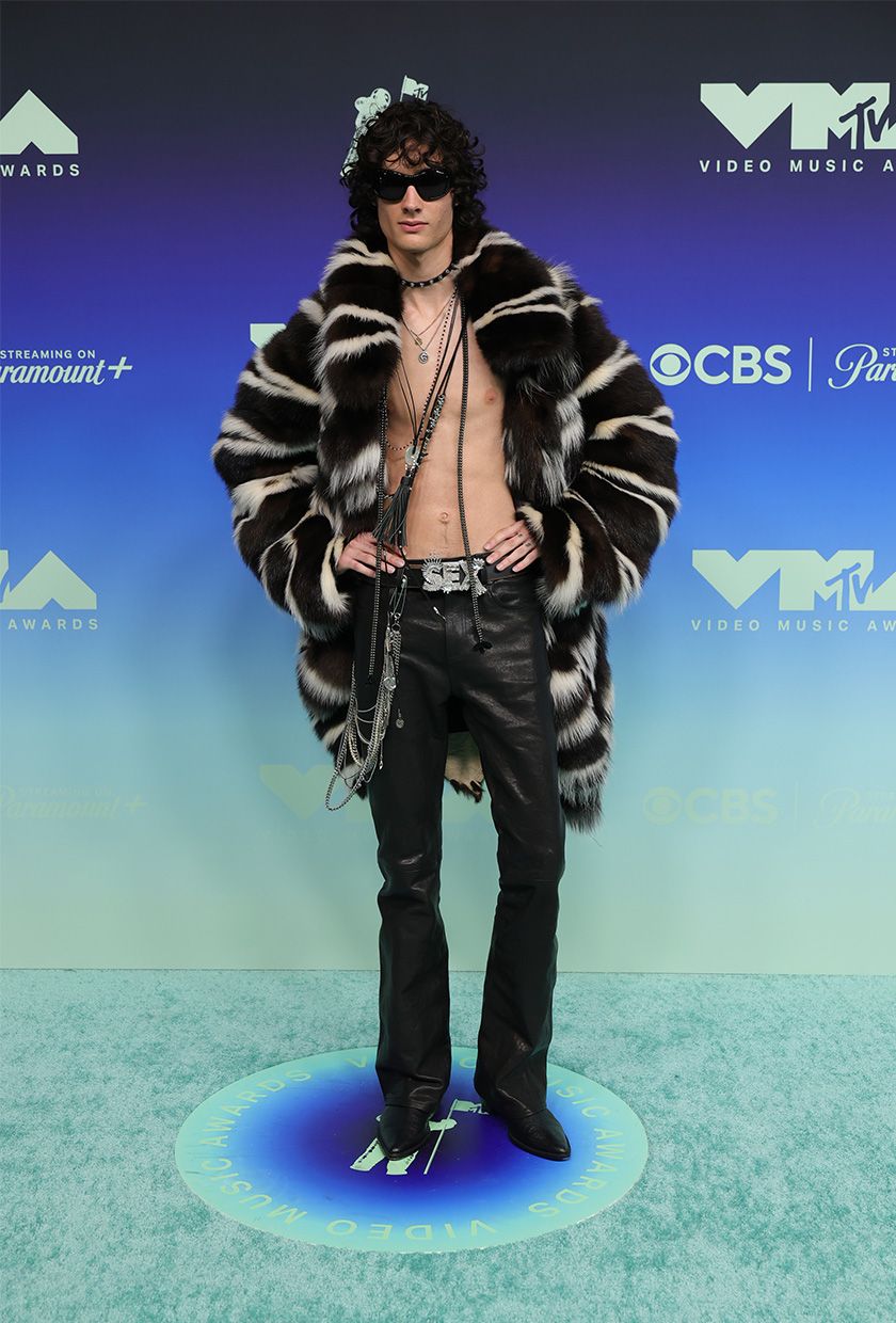 Sombr at the 2026 VMAs red carpet.
