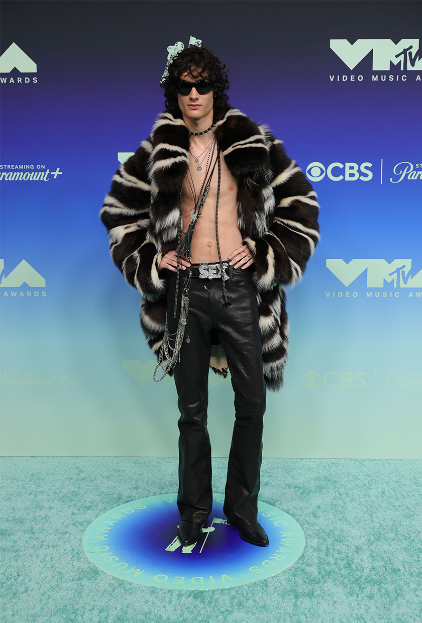 Sombr at the 2026 VMAs red carpet.