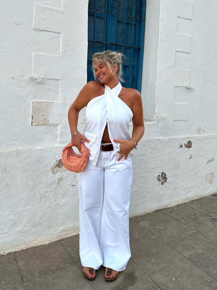 melhores marcas de moda petite @gracealexandriaa vestindo blusa branca e calças brancas H&M