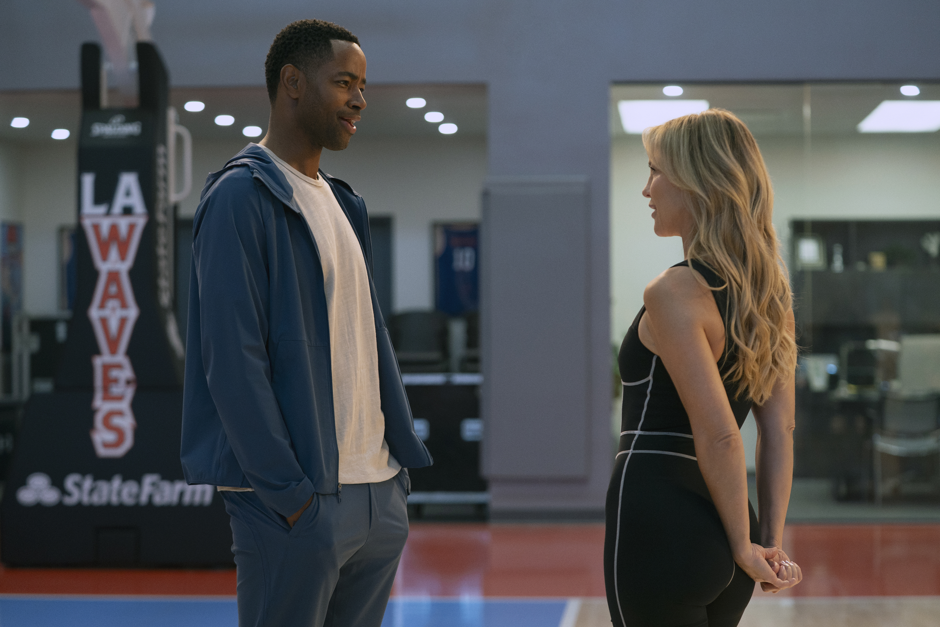 RUNNING POINT SEASON 2. (L to R) Jay Ellis as Jay and Kate Hudson as Isla Gordon in Episode 208 of Running Point Season 2.