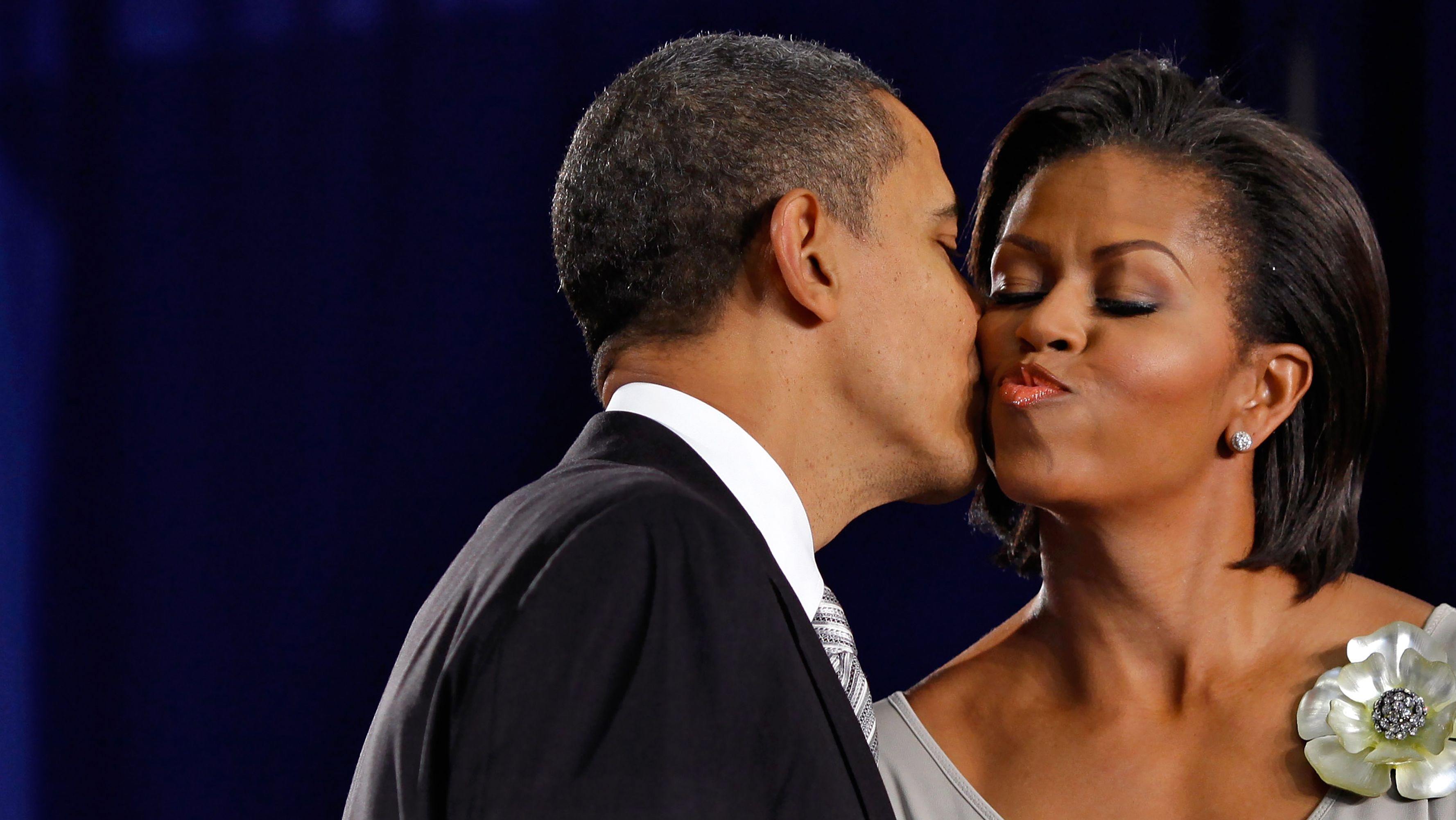 Interaction, Forehead, Romance, Event, Kiss, Love, Gesture, Formal wear, Photography, Suit,