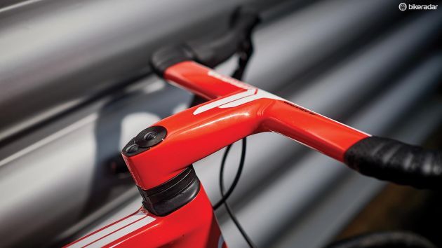 The biggest aero gain comes from the one-piece Alabarda bar-stem