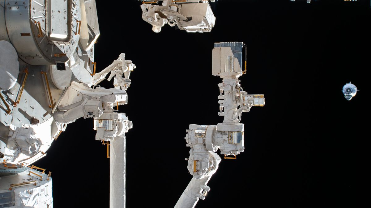 SpaceX&#039;s Crew Dragon spacecraft approaches the International Space Station with NASA astronauts Bob Behnken and Doug Hurley, on May 31, 2020. 