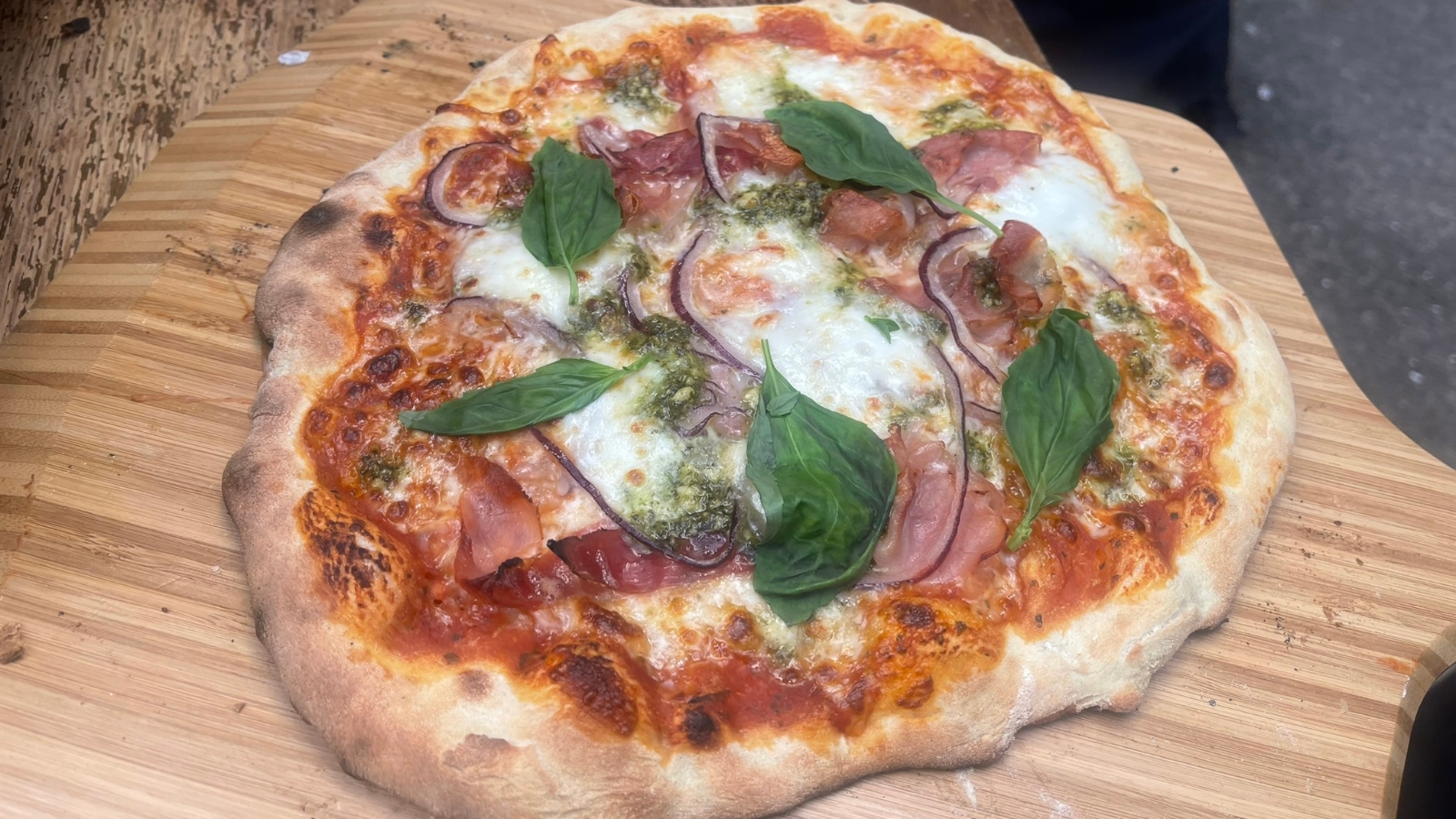 Ooni Volt 12: Pizza with mozzarella, prosciutto, serrano ham, parmesan shavings, pesto and red onion