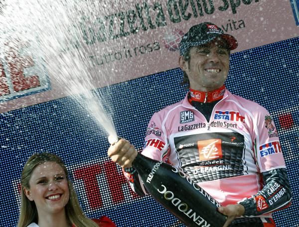 Giro leader David Arroyo (Caisse d'Epargne) uncorks the bubbly.