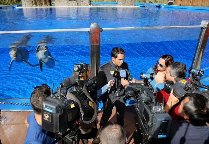 Alberto Contador talks to the Spanish media