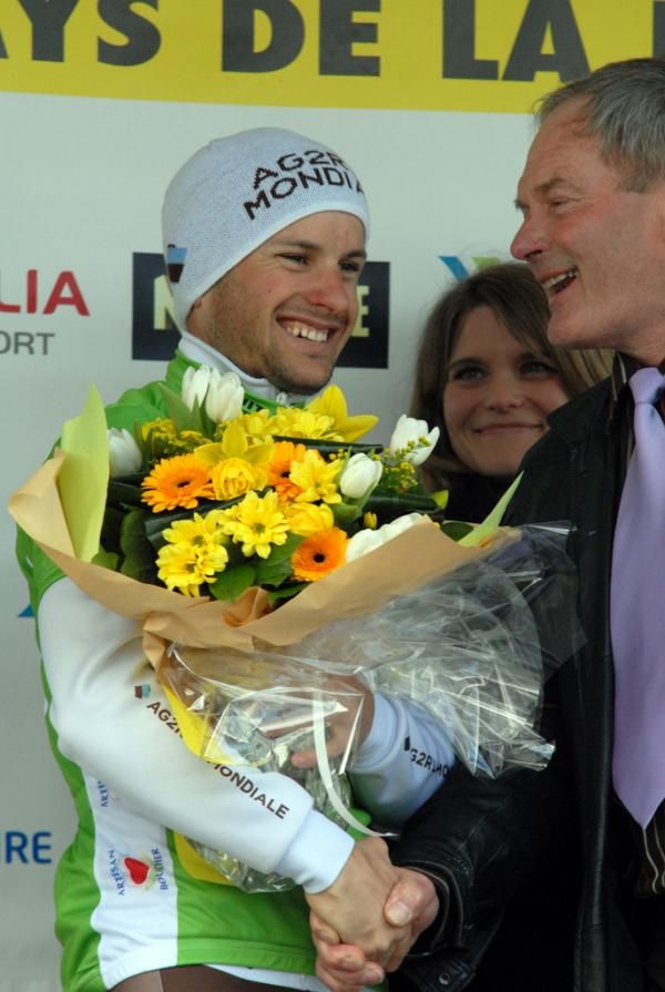 Anthony Ravard receives the points classification jersey