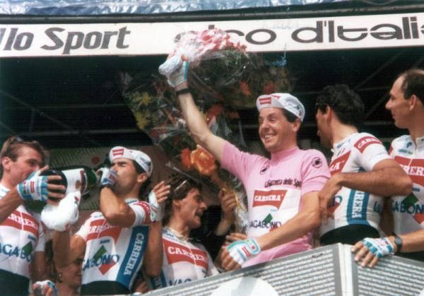 Stephen Roche resplendent in the maglia rosa after his Carrera Jeans-Vagabond squad won the stage 3 team time trial at the 1987 Giro.