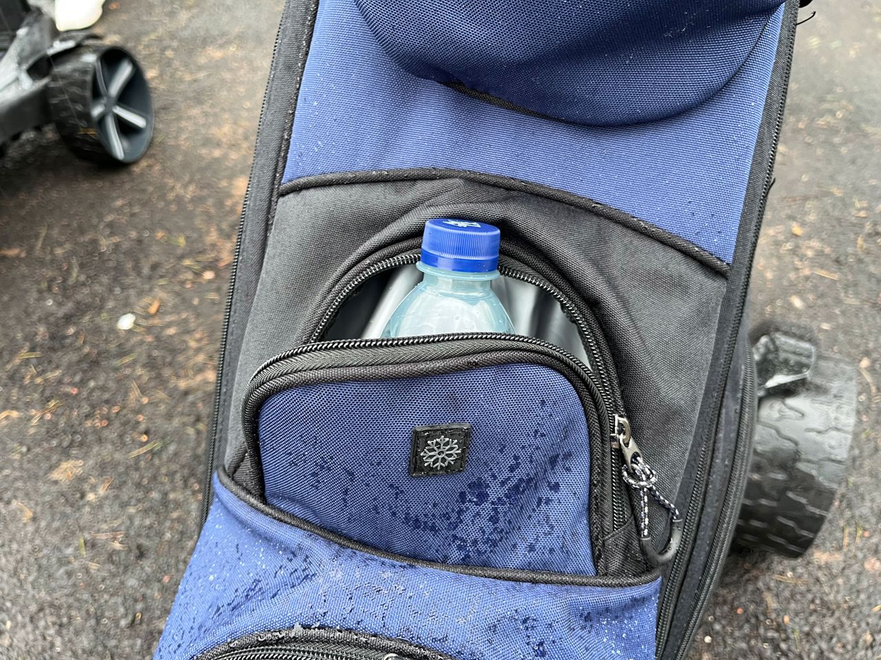 The poorly designed cooler pocket on the wilson ilock cart bag
