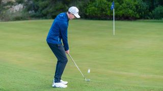 PGA pro Ben Emerson hitting a chip shot at Infinitum Golf Resort