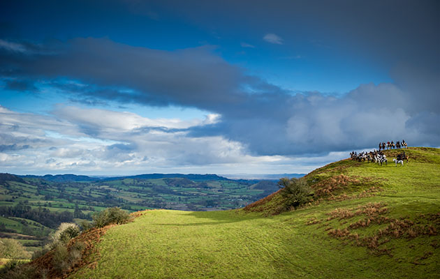The Tanatside adjoins Sir Watkin Williams-Wynn’s Hunt to the North, the North Shropshire Hunt, the South Shropshire Hunt and the United Pack to the east and the David Davis Hunt to the south