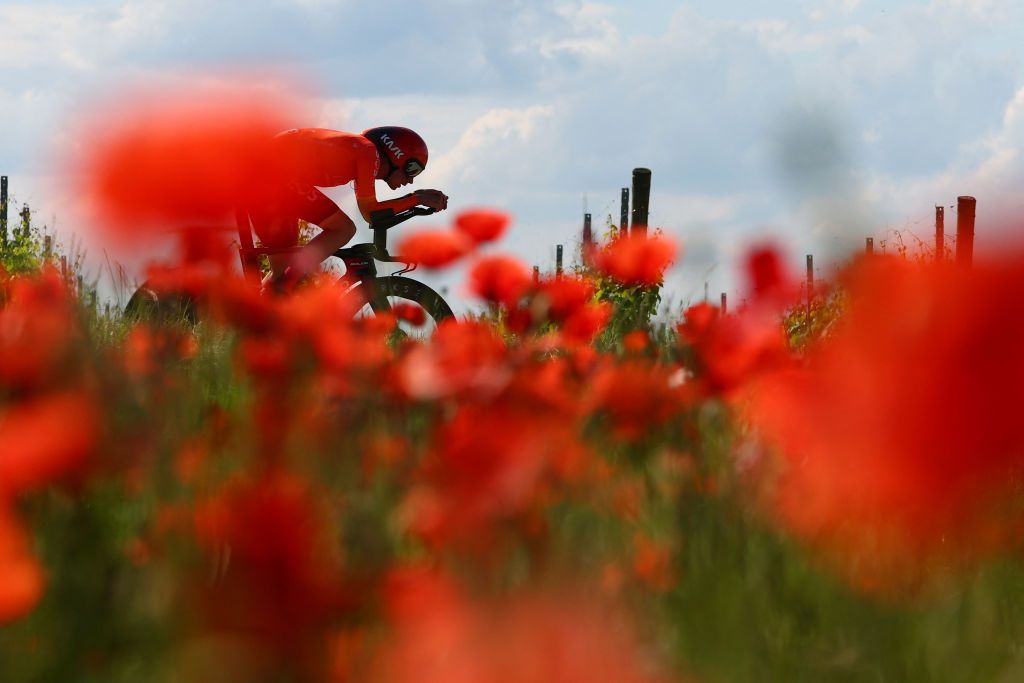 Team Ineos' Dutch rider Thymen Arensman competes during the 14th stage of the 107th Giro d'Italia cycling race, a time trial between Castiglione delle Stiviere and Desenzano del Garda, on May 18, 2024. (Photo by Luca Bettini / AFP)