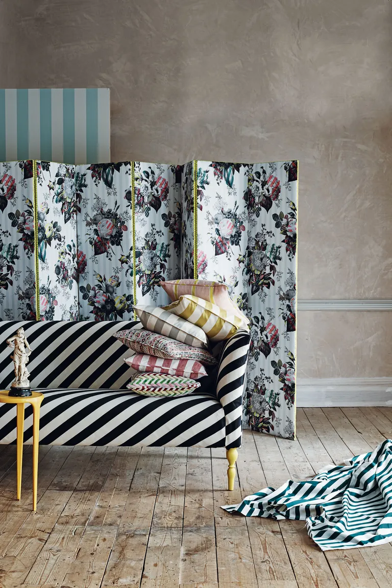Folding screen room divider