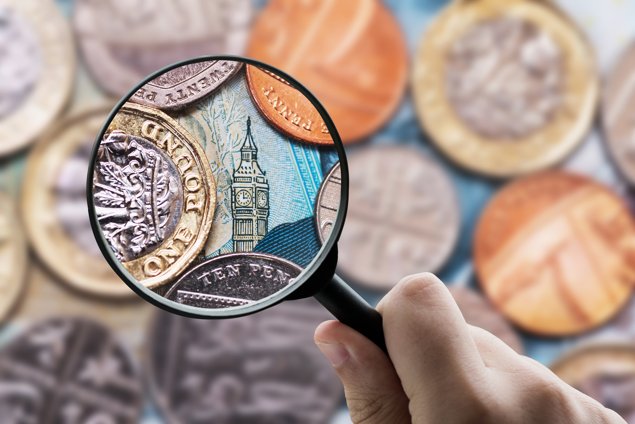Magnifying glass focusing a £5 note