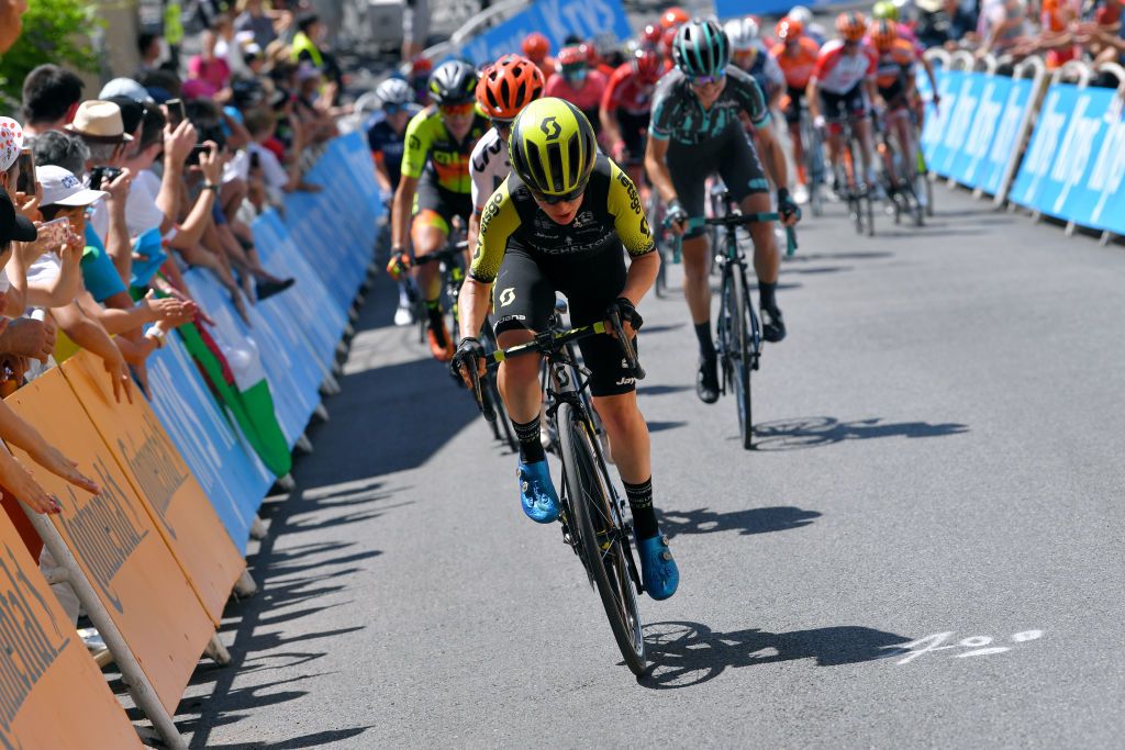 Amanda Spratt (Mitchelton-Scott) goes on the attack