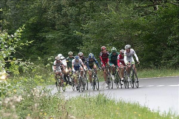 Another breakaway group forms.